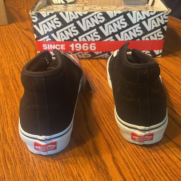Vans chukka boot shoes in black/white, men’s 4.5, women’s six. New with box. - Picture 4 of 11